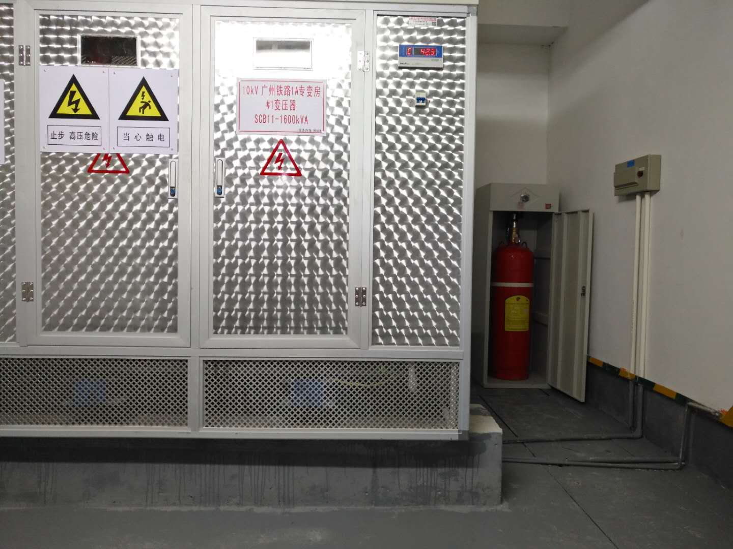 柜式七氟丙烷灭火装置发电机房内实拍图